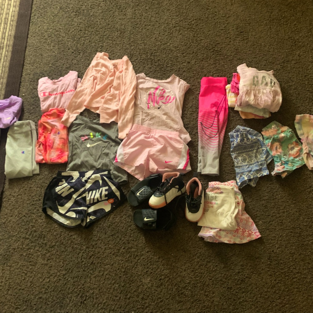 All seasons baby girl clothes sizes 2t. 3t,4t. Like new some with tags.